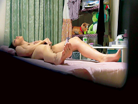 狂ったように自慰する女の一部始終を隠し撮り　オナニー観察　サンプル画像09